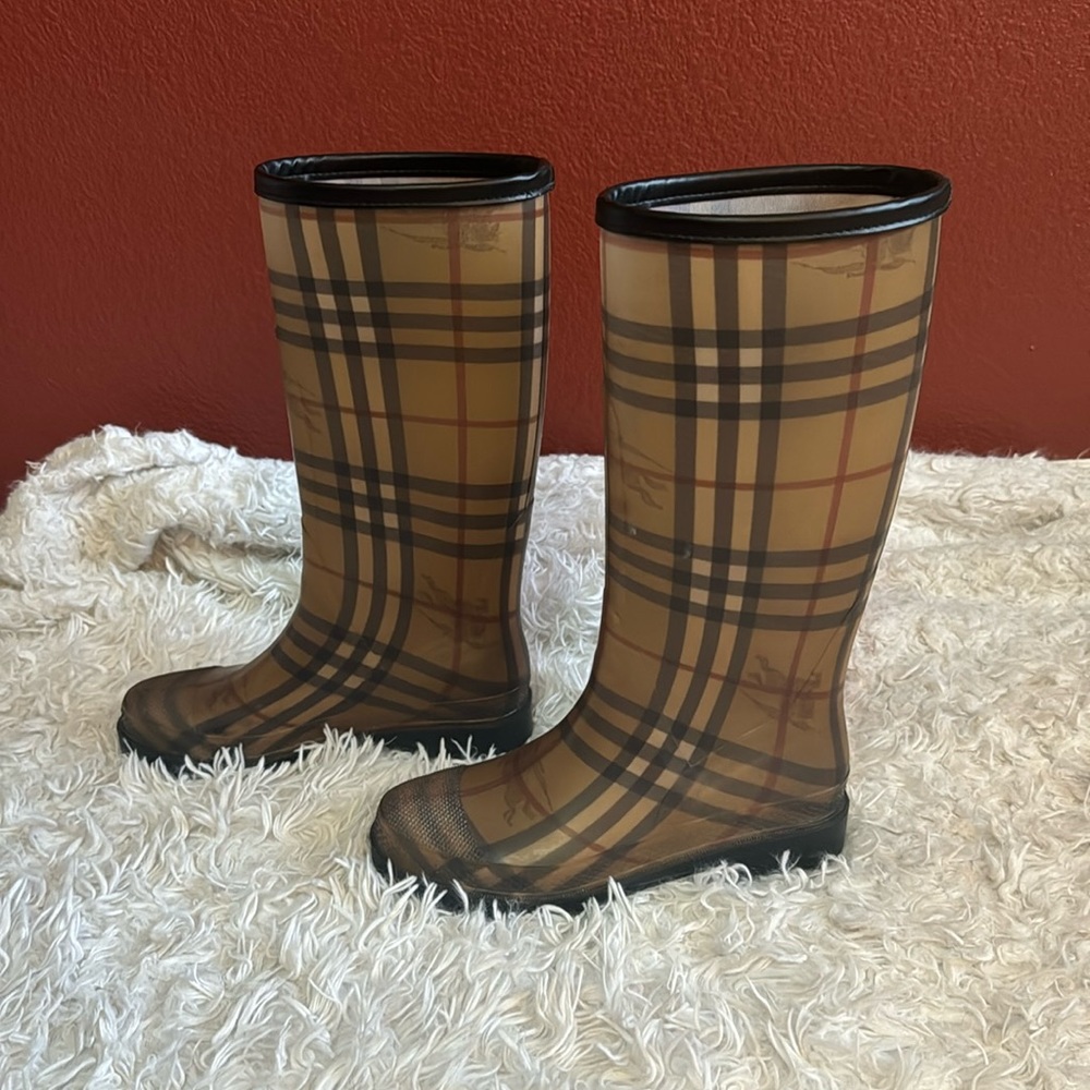 Burberry Rainboots Sz 38. In very good condition! Only worn a handful of times.